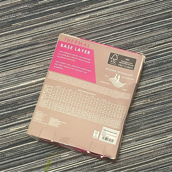 🆕Mountain Warehouse Snow Women’s Size 8 White Thermal Short Sleeve Top ❄️ - Picture 3 of 3